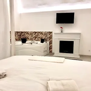 2* לינה וארוחת בוקר Ada &